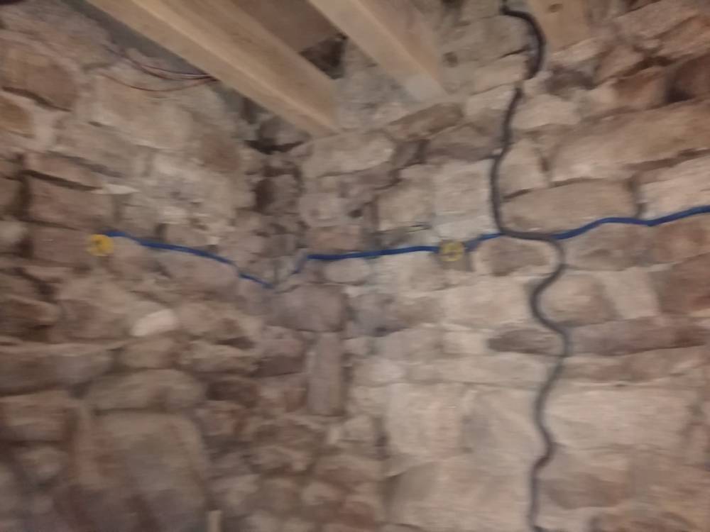 Installation-electrique-mur-en-pierre-apparente-Le-Brugeron