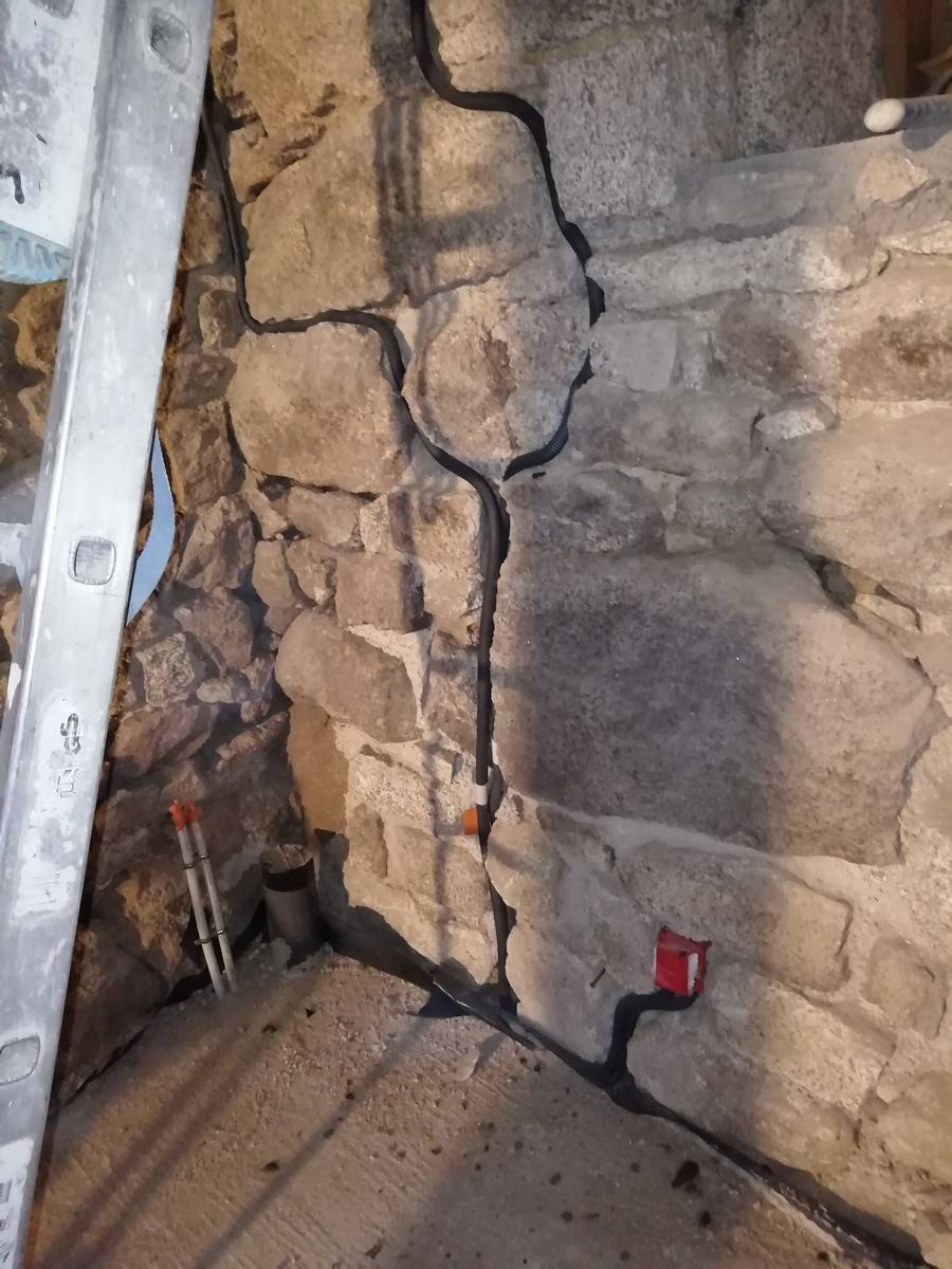 Installation-electrique-mur-en-pierre-apparente-Le-Brugeron