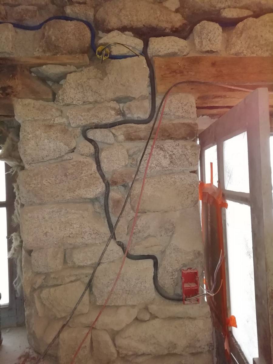 Installation-electrique-mur-en-pierre-apparente-Le-Brugeron-